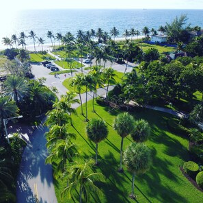 Property grounds - 150 Steps to the Ocean! Salt water pool! (Fort Lauderdale)