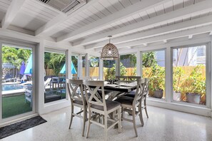 Dining - 150 Steps to the Ocean! Salt water pool! (Fort Lauderdale)
