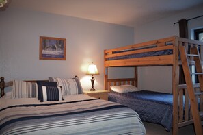 3 bedrooms, iron/ironing board, WiFi, bed sheets
