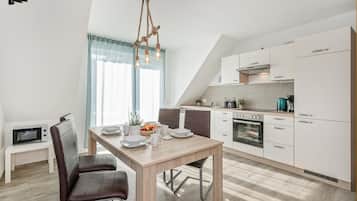 KĂŒhlschrank, Mikrowelle, Ofen, Herdplatte