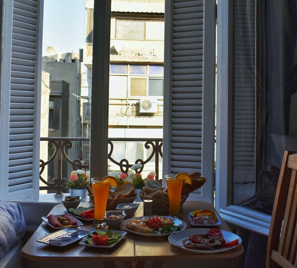 객실 내 식사 공간