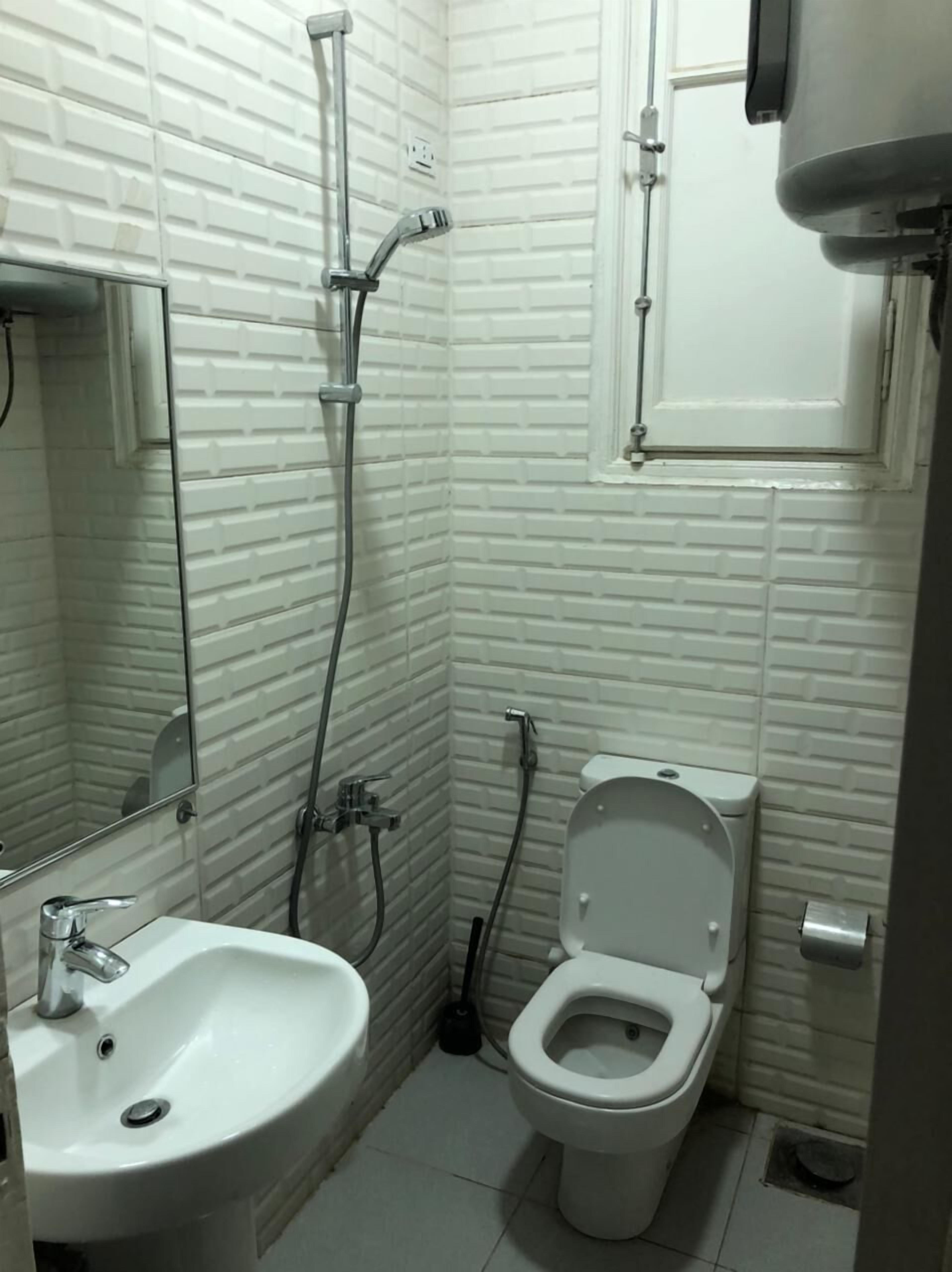 basic double room, shared bathroom | bathroom | shower, bidet, towels