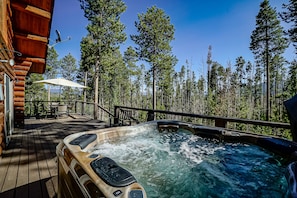 Outdoor spa tub - Luxury Mountain Home on 3 acres (Granby)