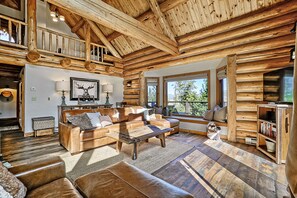 Smart TV, fireplace, books, offices - Luxury Mountain Home on 3 acres (Granby)