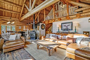 Smart TV, caminetto, libri, studio