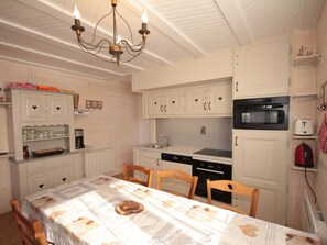Kylskåp, mikrovågsugn, ugn och spishäll