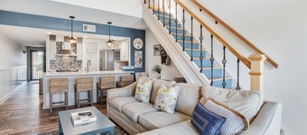 Seascape Villa 2BR/2BA~Sleeps 8~2 Minutes to Beach