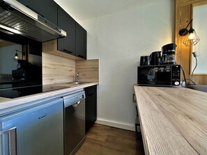 Fridge, dishwasher, coffee/tea maker, toaster