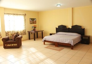 3 chambres, fer et planche à repasser, Wi-Fi, draps fournis