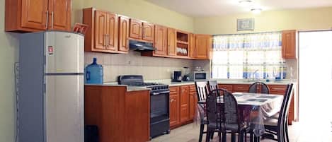 Refrigerador, microondas, horno, placa de cocina
