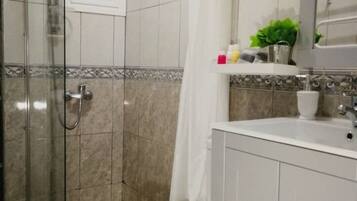 Gratis toiletartikelen, een haardroger, handdoeken