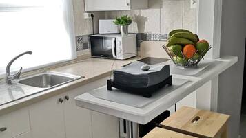 Réfrigérateur, micro-ondes, four, cafetiÚre/bouilloire