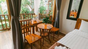 家庭房 | 迷你吧、客房内保险箱、办公桌、笔记本电脑工作区