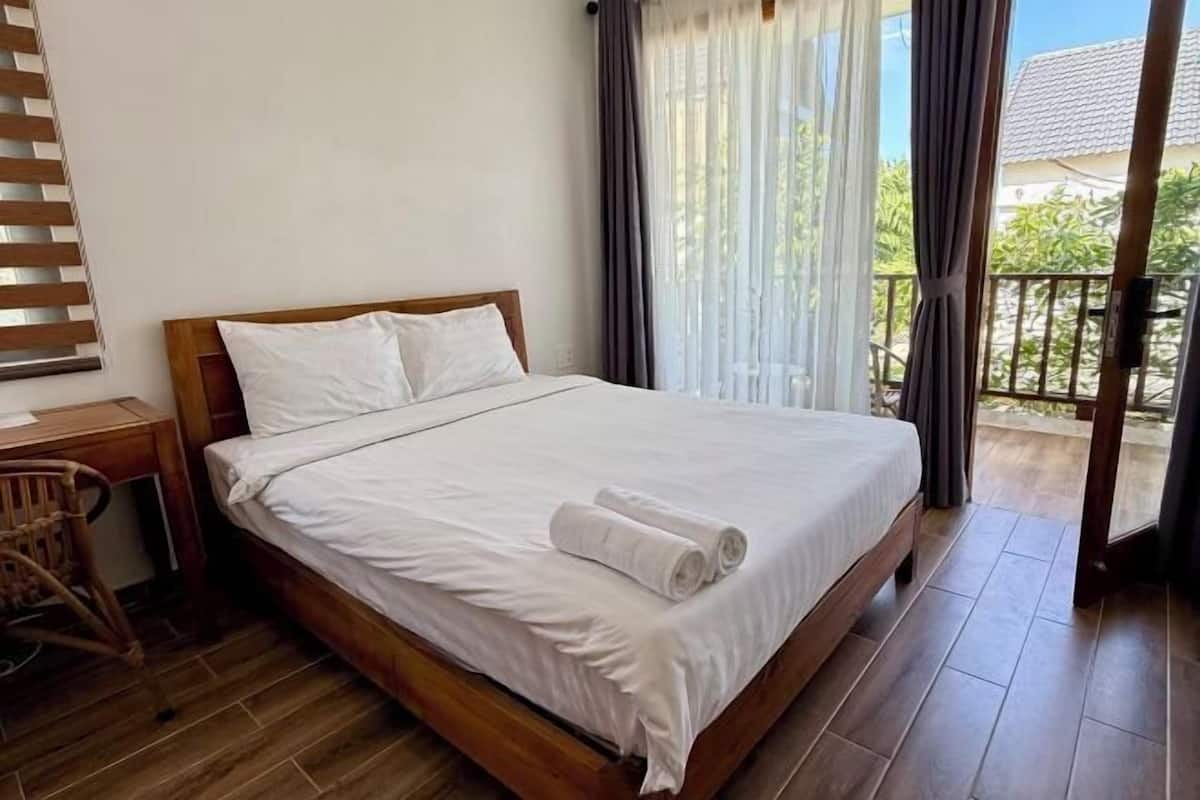 Minibar, caja de seguridad en la habitación y escritorio