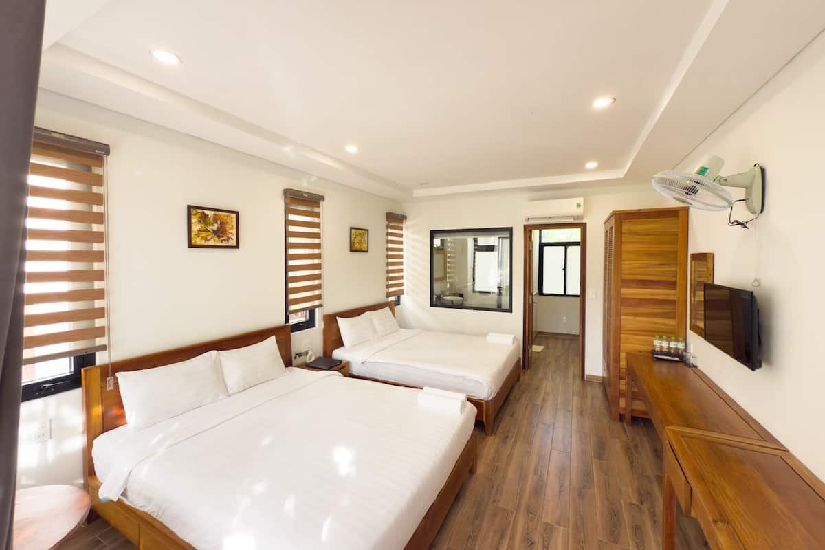 Phòng dành cho gia đình | Minibar, két bảo mật tại phòng, bàn