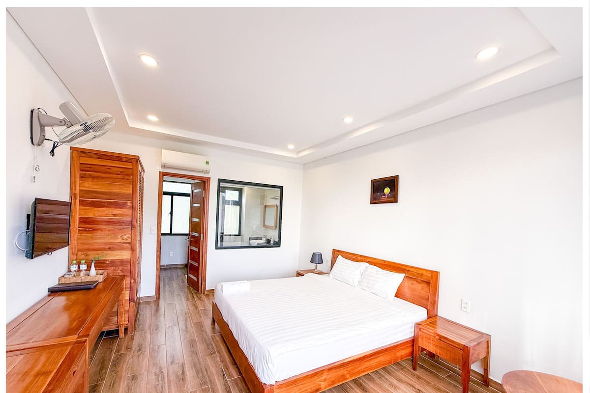 Superior Double Room | Minibar, in-room safe, desk, laptop workspace