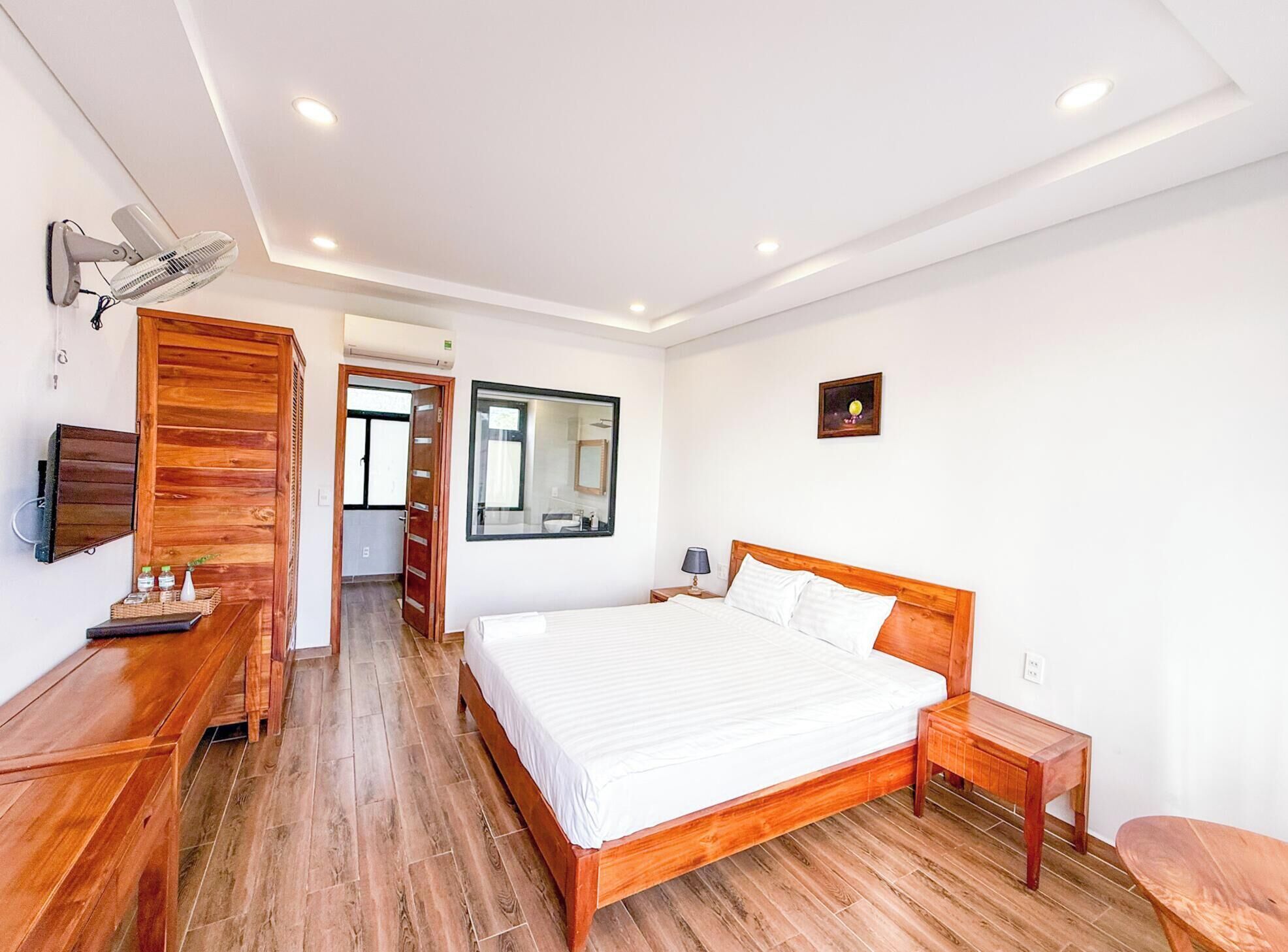 ميني بار وخزنة داخل الغرفة ومكتب ومساحة عمل للكمبيوتر المحمول