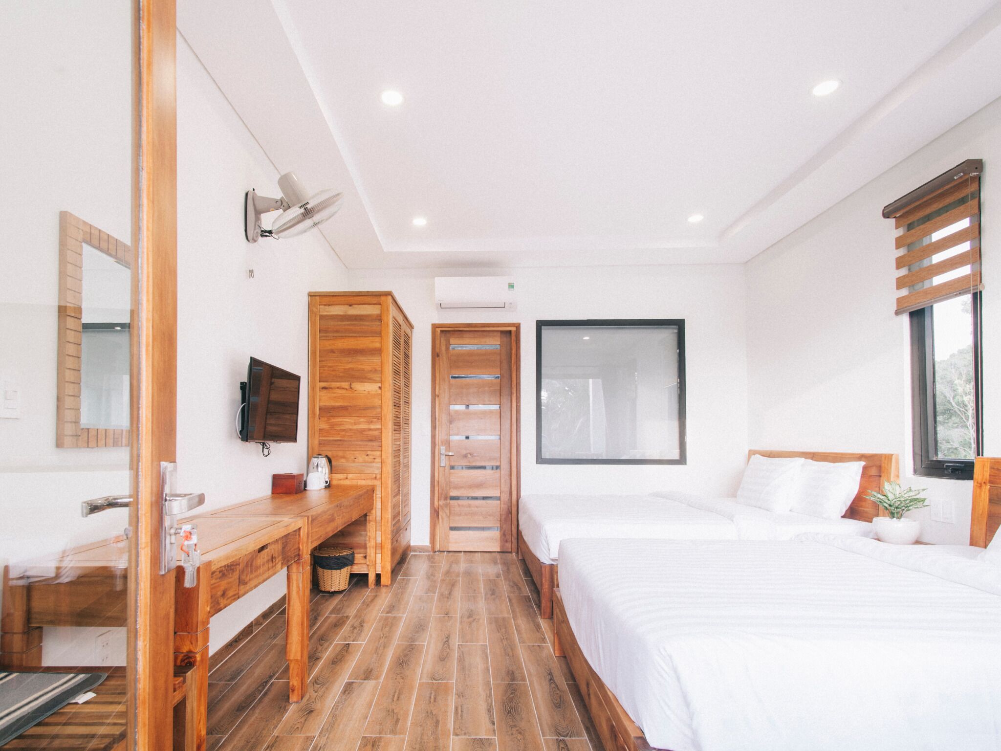 minibar, in-room safe, desk, laptop workspace