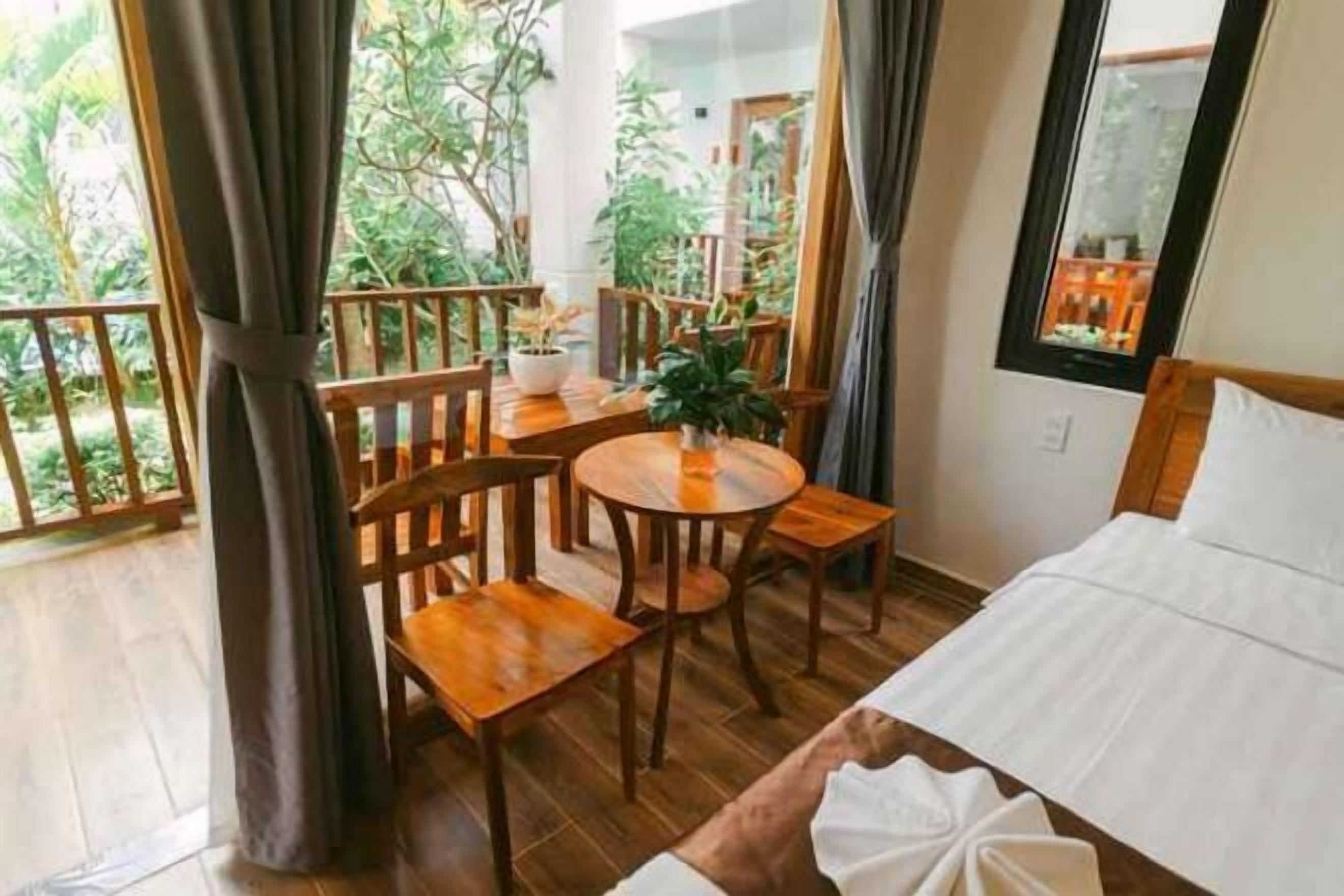 Minibar, két bảo mật tại phòng, bàn 