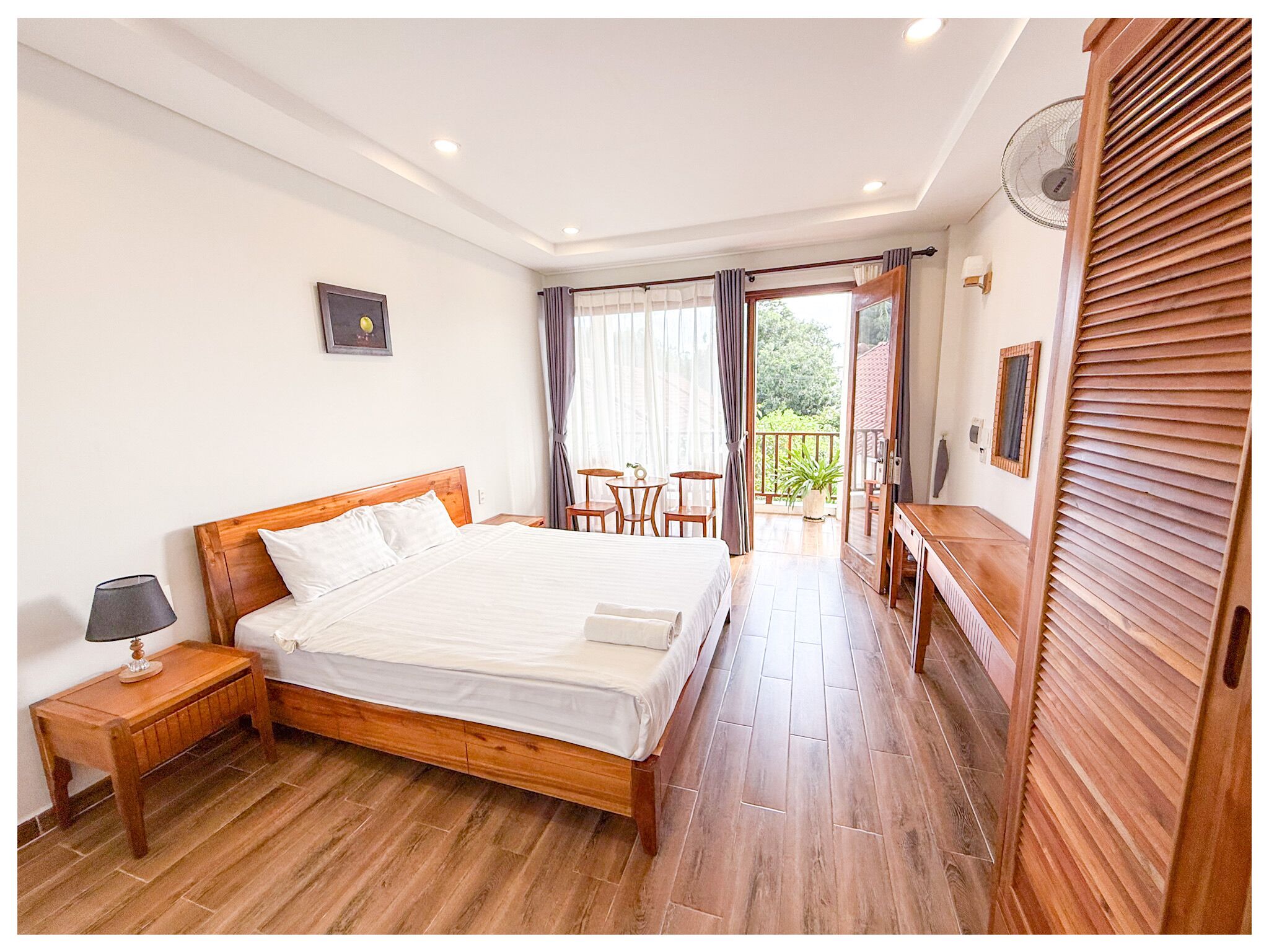 superior double room | minibar, in-room safe, desk, laptop workspace