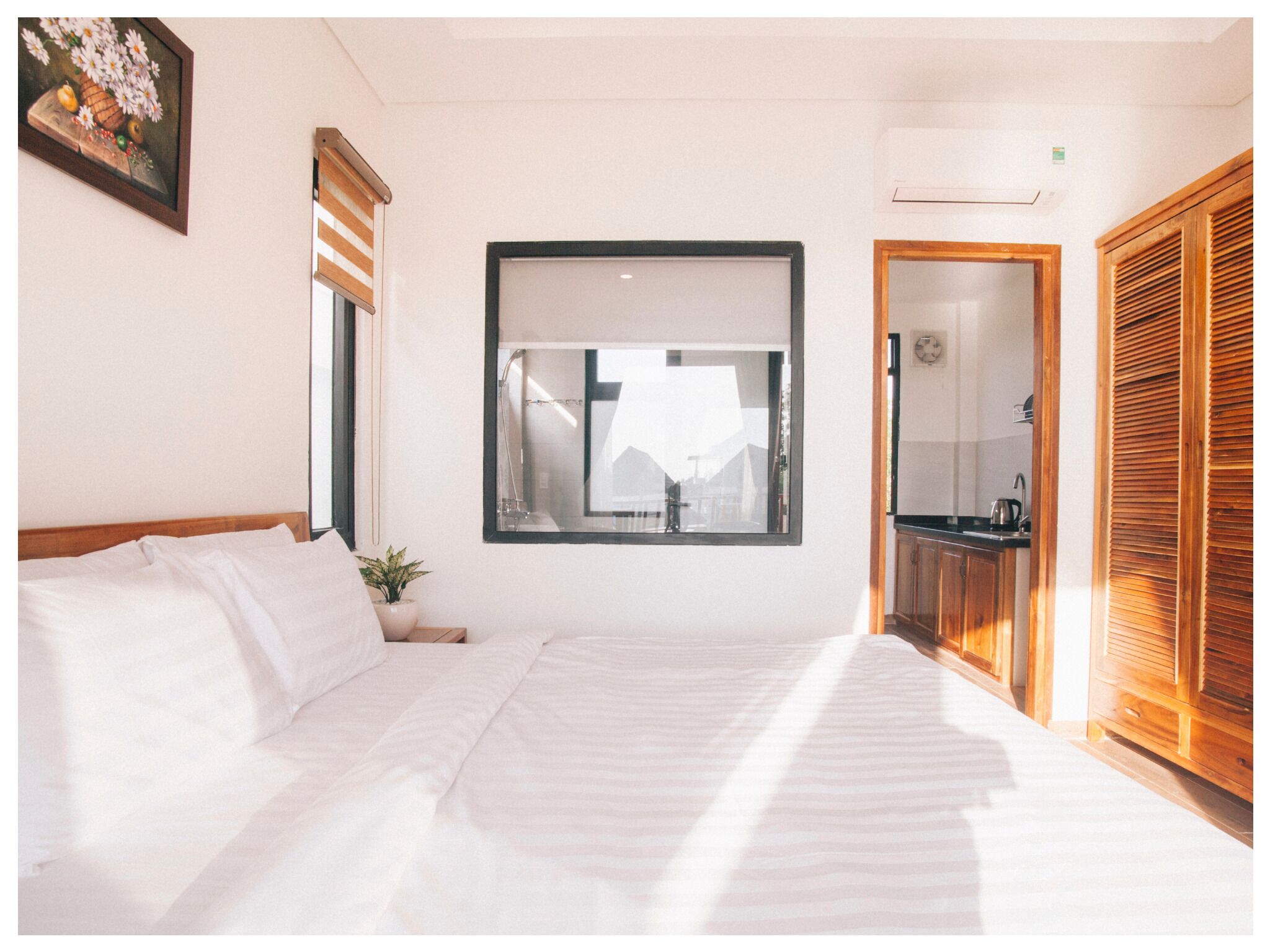 deluxe double room | minibar, in-room safe, desk, laptop workspace