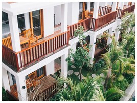 Family Room | Minibar, in-room safe, desk, laptop workspace