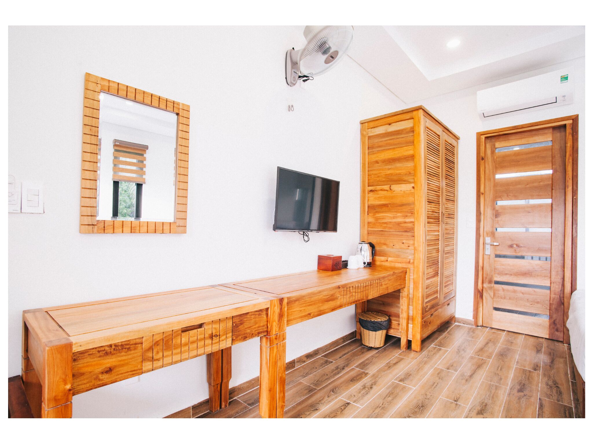 Minibar, caja de seguridad en la habitación y escritorio 