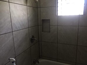 Combined shower/bathtub, towels
