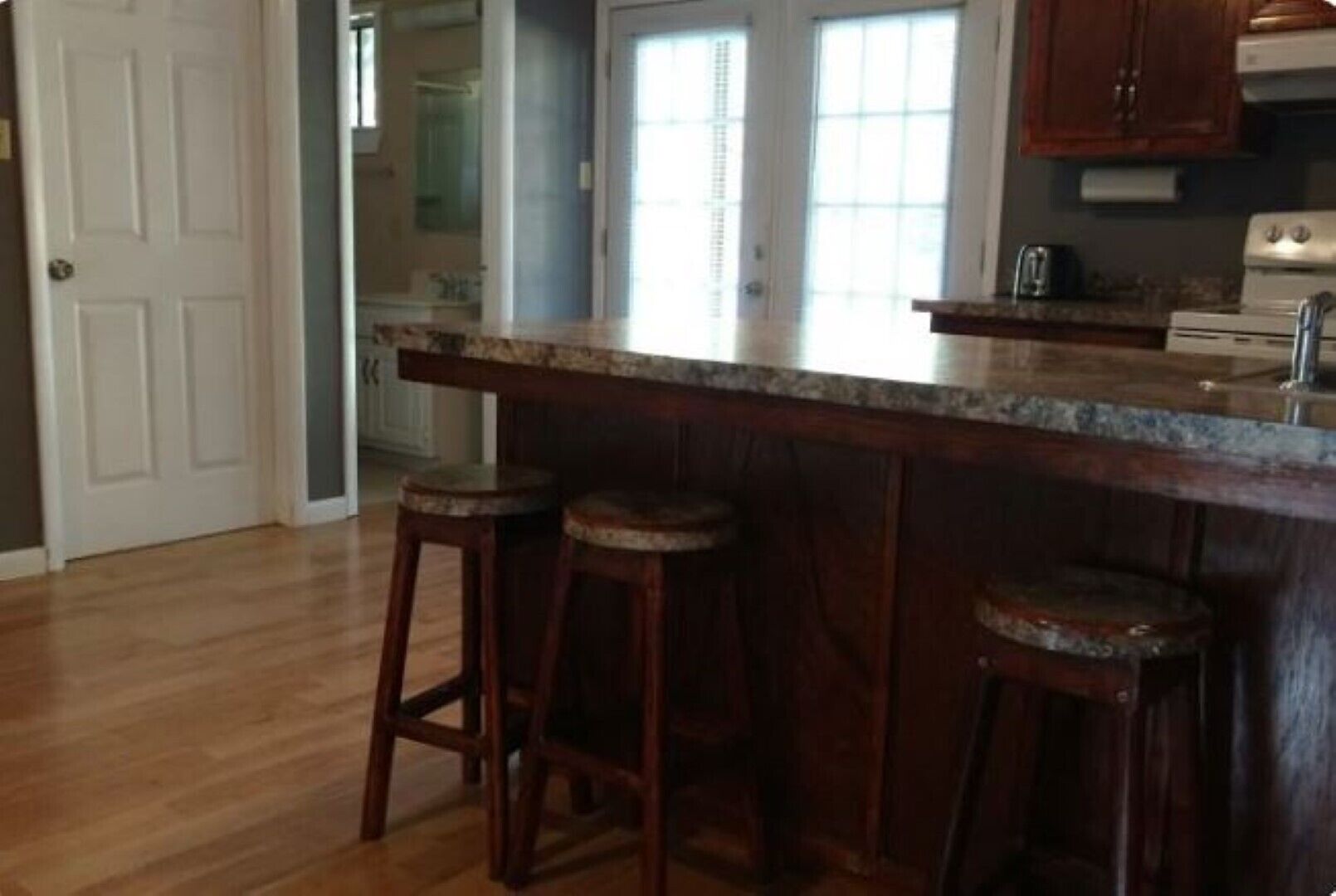 A Comfy Place near SAU. Kitchenette, Private Entrance, Queen Bed, Bath.