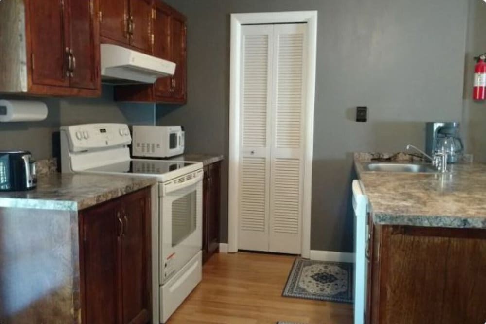 A Comfy Place near SAU. Kitchenette, Private Entrance, Queen Bed, Bath.