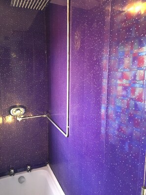Bañera con ducha, cabezal de ducha tipo lluvia, toallas, jabón