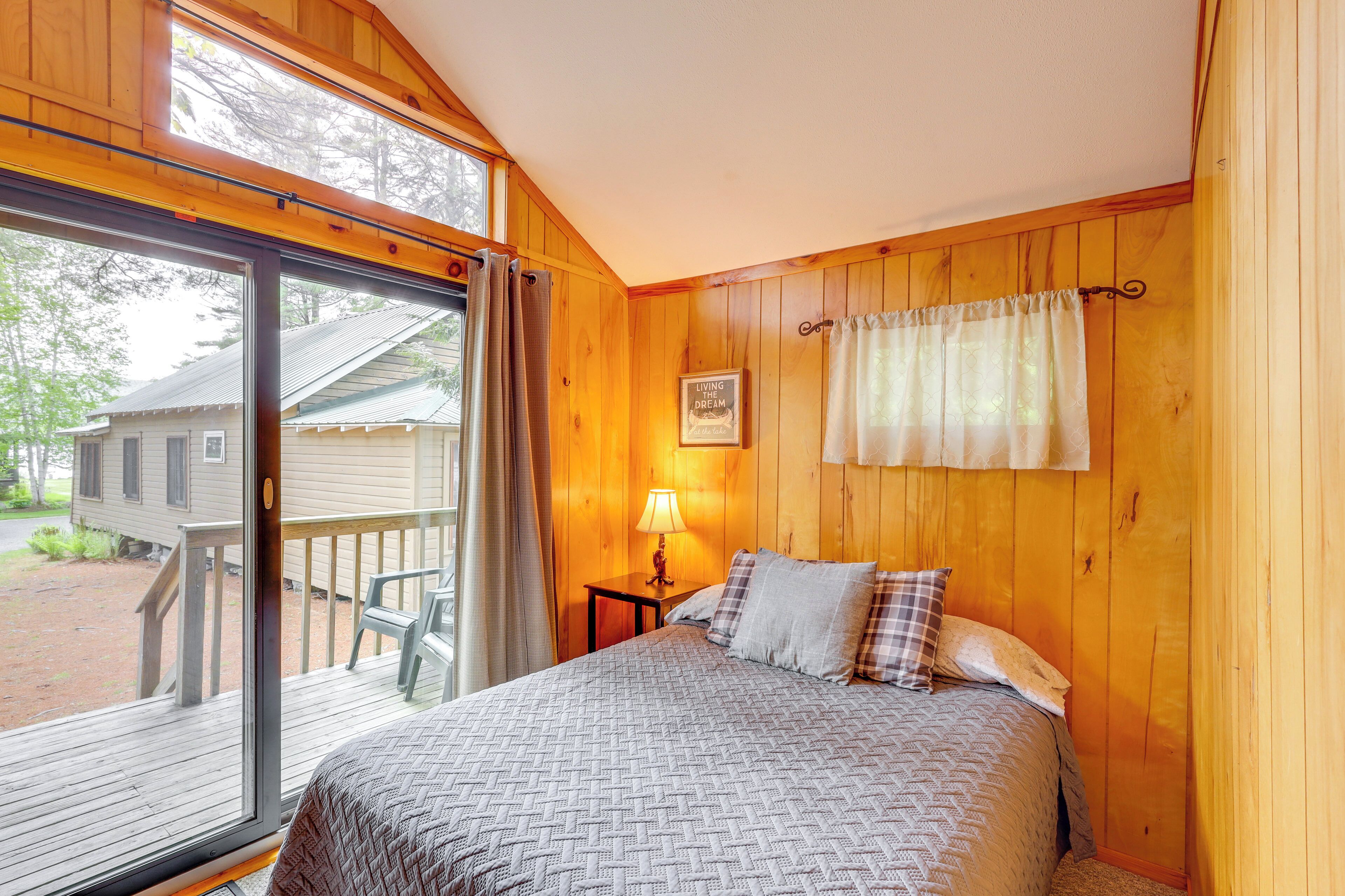2 bedrooms, iron/ironing board, internet, bed sheets