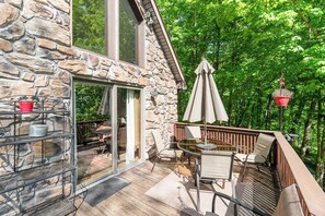 Outdoor dining - The Mountains Chalet in Private Rural Environment (Fairfield)