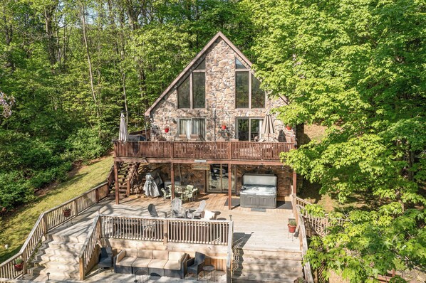 Outdoor dining - The Mountains Chalet in Private Rural Environment (Fairfield)