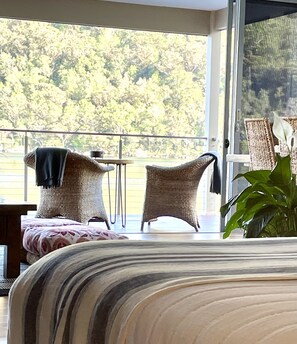 2 bedrooms, iron/ironing board, travel cot, free WiFi - The Deckhouse, Cottage Point. Waterfront Adults Retreat. (Cottage Point)