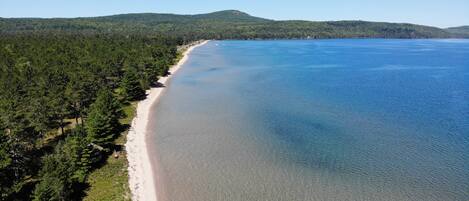 Plage à proximité, chaises longues, serviettes de plage