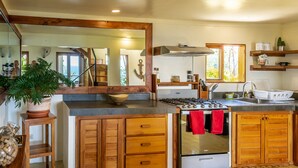 Una cocina con armarios de madera, estufa y lavaplatos.