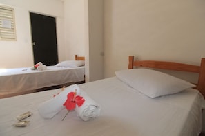 Tabla de planchar con plancha, wifi gratis y ropa de cama