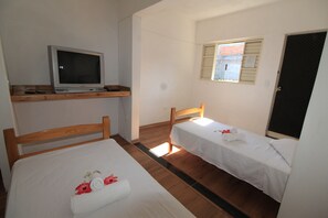 Tabla de planchar con plancha, wifi gratis y ropa de cama