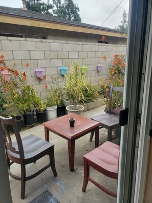 Outdoor dining - The Garden Entrance. (Santa Ana)