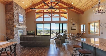 Canyon Pines Retreat - Snowmobilers Dream, Hot Tub