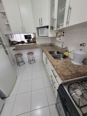 Geladeira, micro-ondas, fogão, cooktop