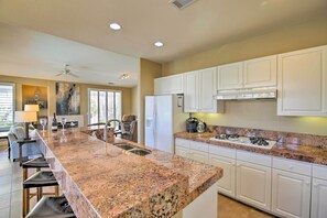 Fridge, stovetop, dishwasher, coffee/tea maker - California Gem: Pool, 6 Mi to Dtwn Palm Springs! (Cathedral City)