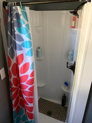 Douche, sèche-cheveux, savon, shampoing