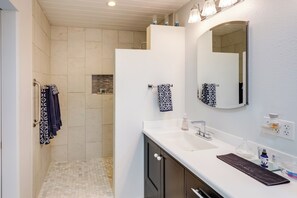 Free toiletries, hair dryer, towels - Home w/ Views & Fire Pit, 10 Mi to Aztec Ruins! (Farmington)