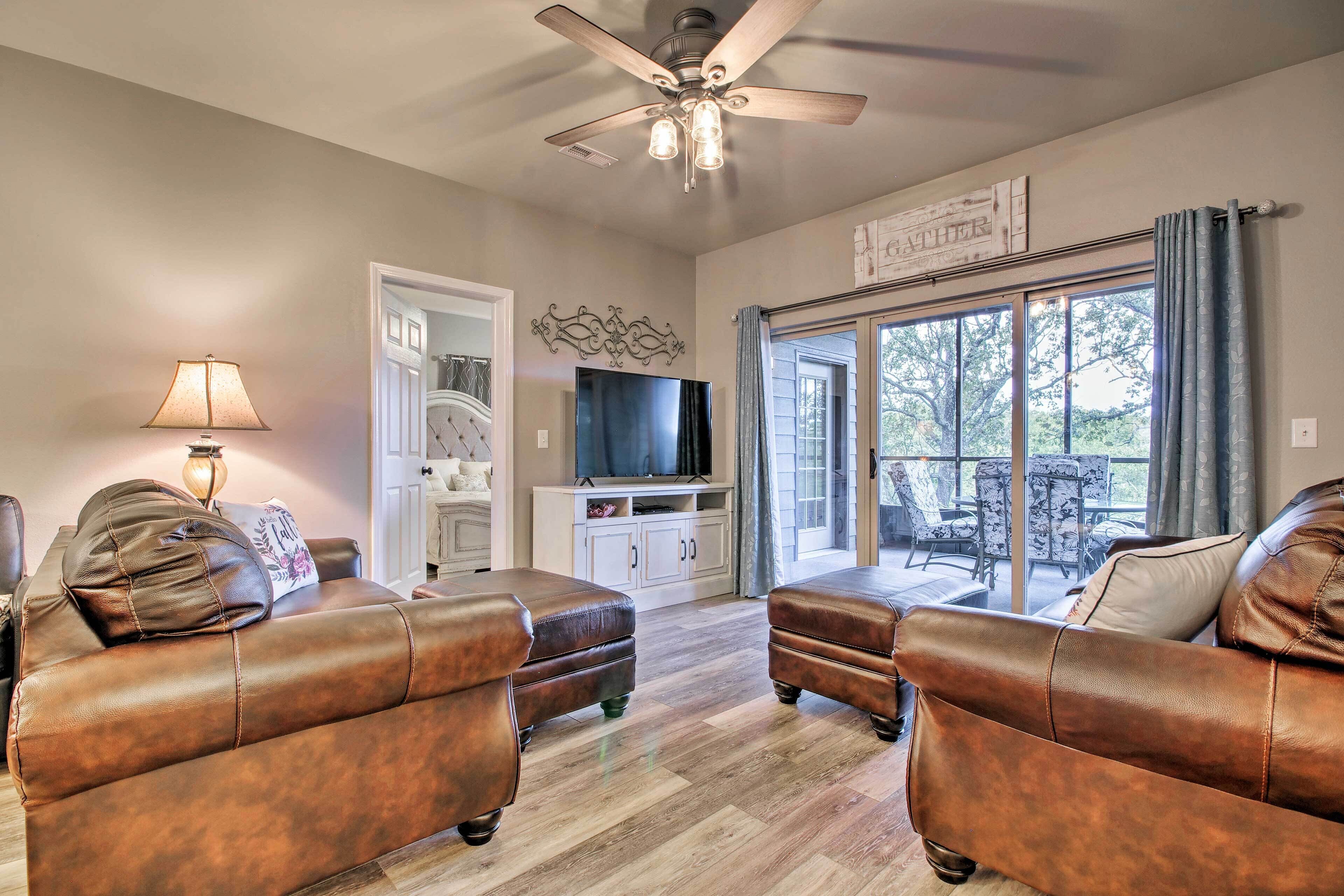 Walk-In Condo w/ Pool, 9 Mi to Table Rock Lake!