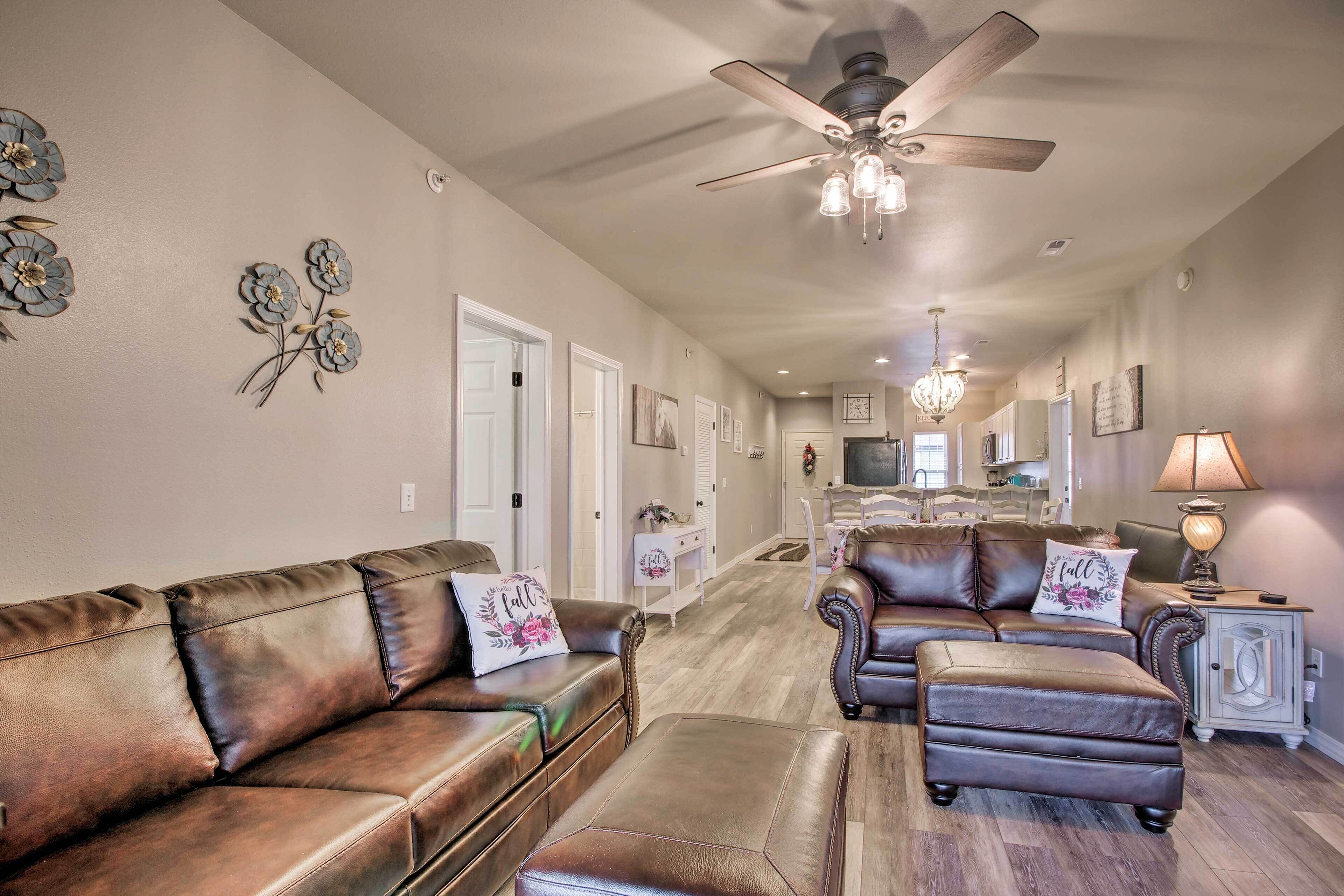 Walk-In Condo w/ Pool, 9 Mi to Table Rock Lake!