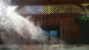 Un baño de vapor con estructura de madera y vista a una habitación con pantalla azul.