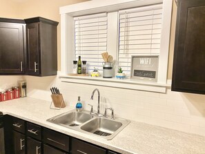 Een koelkast, een microgolfoven, een oven, een kookplaat