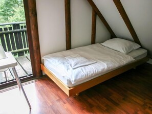 3 habitaciones, escritorio y tabla de planchar con plancha